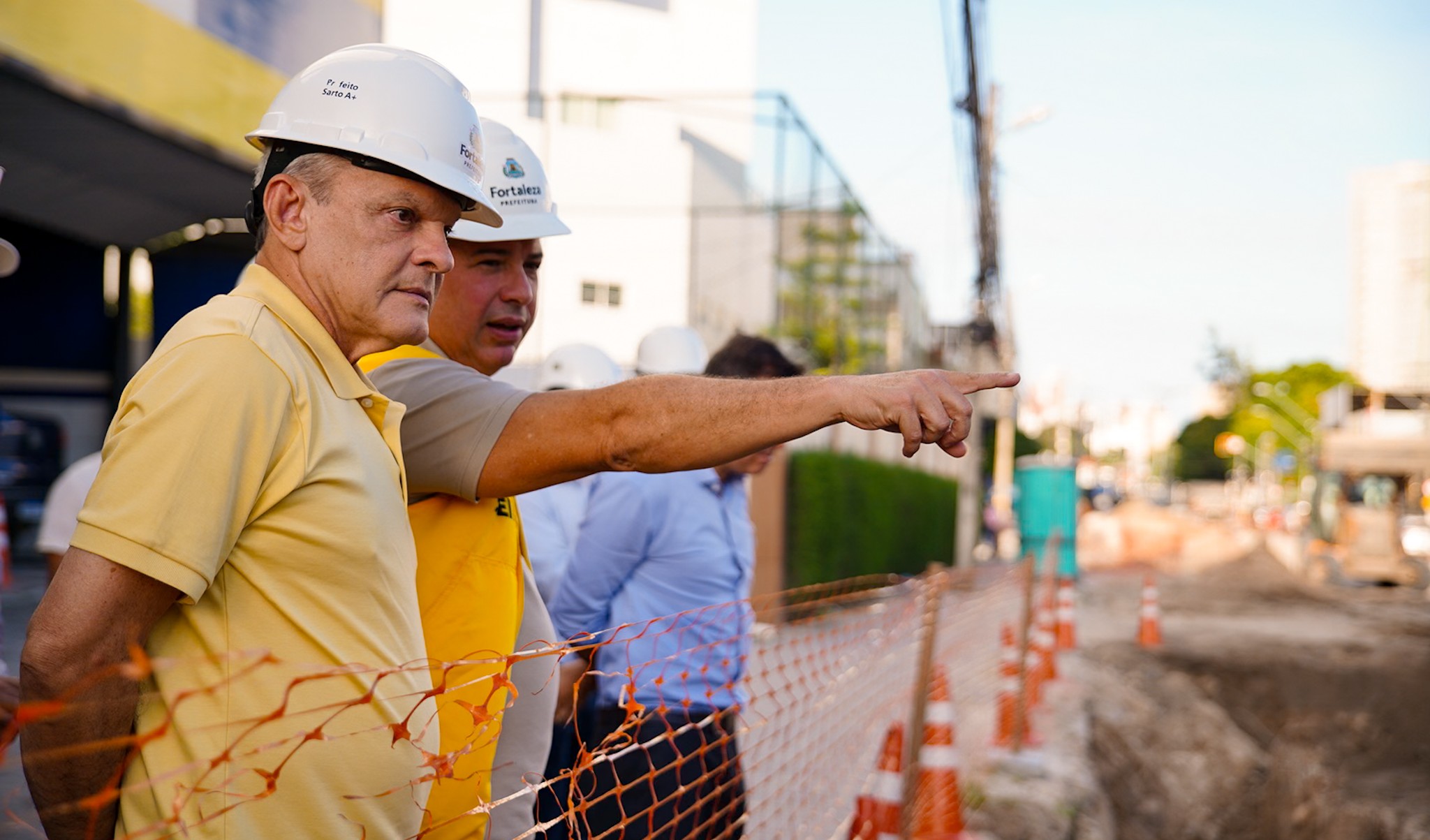 Sarto observa a obra da Heráclito Graça